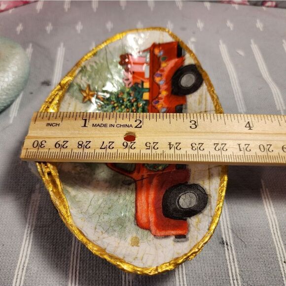 DECOUPAGE CLAM SHELL DECOUPAGE XMAS RED TRUCK 🚚 ON A CLAM SHELL TRINKET DISH - Picture 10 of 11